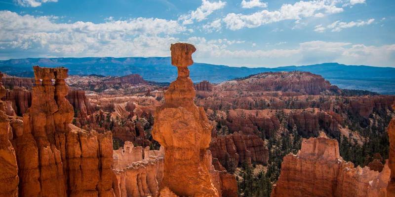 把爱琴海带回家：用蓝白色彩与拱形元素打造极简度假风