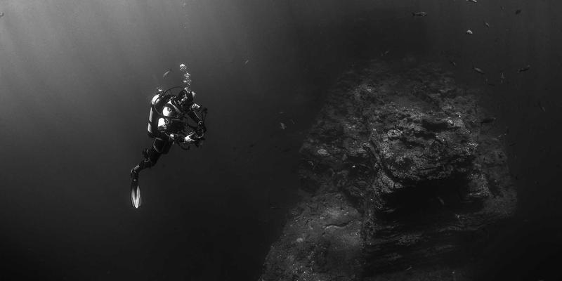 极简主义家居的隐形魔法：如何设计定制化收纳系统，让储物空间“消失”于无形