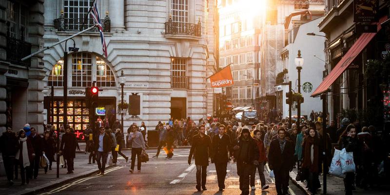 极简主义背景墙设计：用材质与光影，为家打造高级视觉焦点