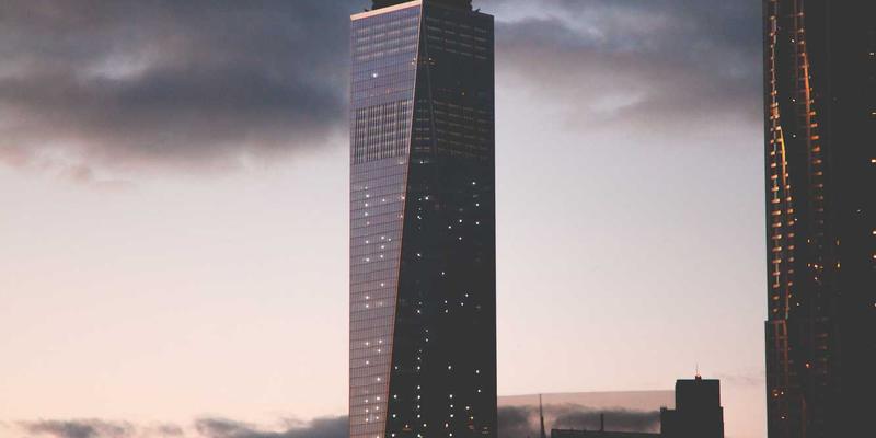 极简家居的纺织品艺术:如何用地毯、窗帘与床品,编织宁静有温度的空间